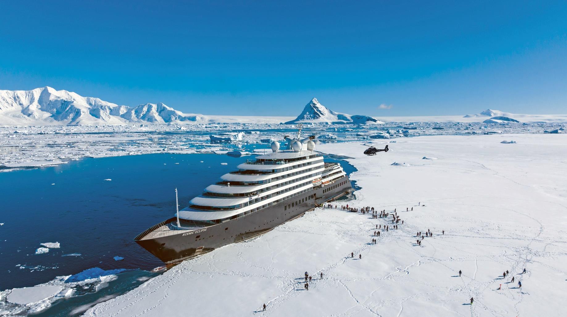 Мега-яхта Scenic Eclipse у ледяного побережья Антарктиды