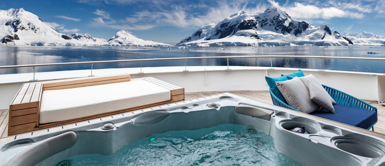 Джакузи и терраса Scenic Eclipse с видом на антарктические горы